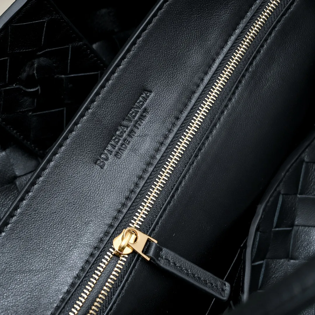 Batch 3760 #Bottega Veneta 2023 spring and summer new Andiamo handbag, many stars have the same style 🎈 Classic full-body leather weaving with golden knot buckle, stable and chic enough [satisfied] The whole body is made of Nappa sheep leather, comfortable, soft and dynamic. The sliding metal knot buckle can adjust the shoulder strap, single shoulder/handbag/crossbody, multiple carrying methods, large bag capacity, suitable for commuting/daily/traveling This bag is divided into small/medium/large sizes. There is always one that suits you, so take it with you🎀🎀 Size: 45*22*34, model: 5543#